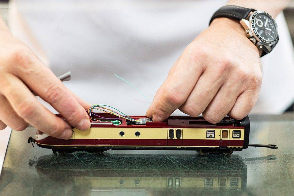 Reparatur einer Modelleisenbahn de-isenboner-reperatur