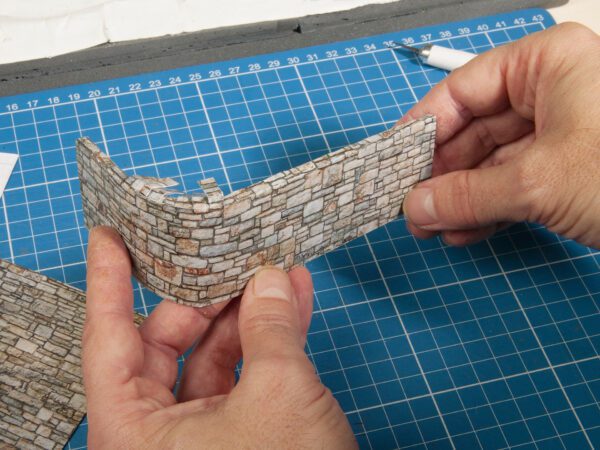 Noch 56982 <br>3D-Kartonplatte “Modernes Pflaster” | 3D Kartonplatten Mauer biegen 3 1
