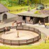 Noch 66717 <br>micro-motion Reitplatz mit Pferde-Boxen – Bild 7