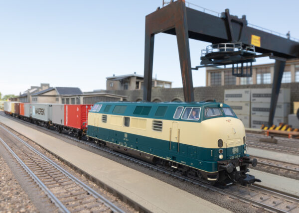 Märklin 37824 <br>Schwere Diesellokomotive Baureihe 221 DB | 37824 1